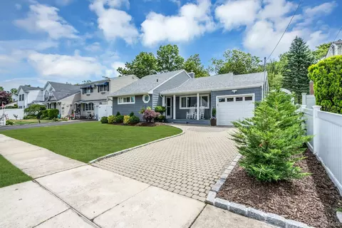 31 Jane Dr, North Babylon, NY 11703