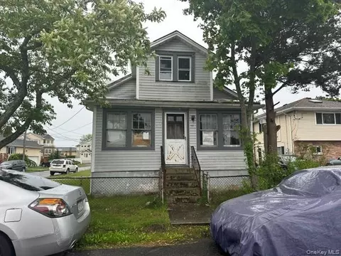 17 Mound St, Lindenhurst, NY 11757