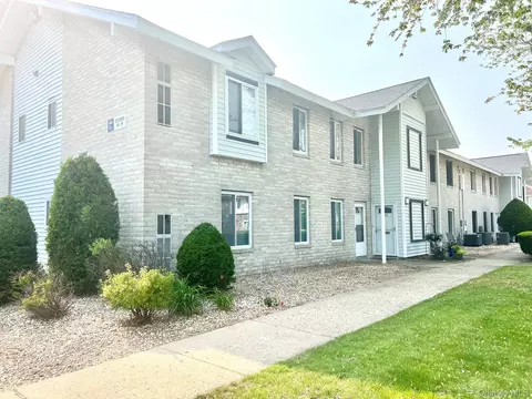 33 Juniper Ct #33, Coram, NY 11727