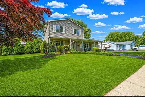 7 Resiak Ct, Holbrook, NY 11741