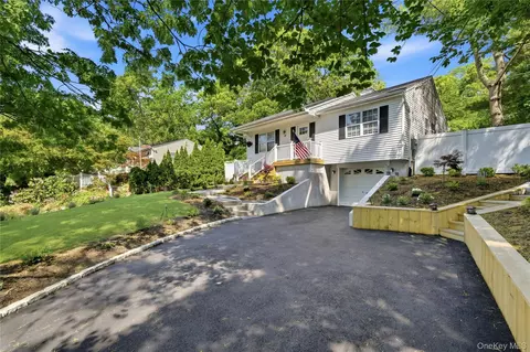 291 Locust Dr, Rocky Point, NY 11778