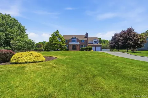 2 Mercedes Ct, Brookhaven, NY 11772