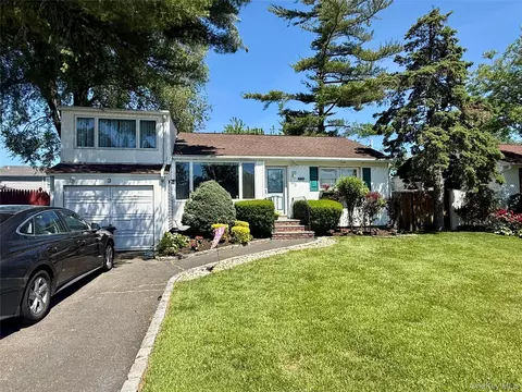 3 Terry St, Hicksville, NY 11801