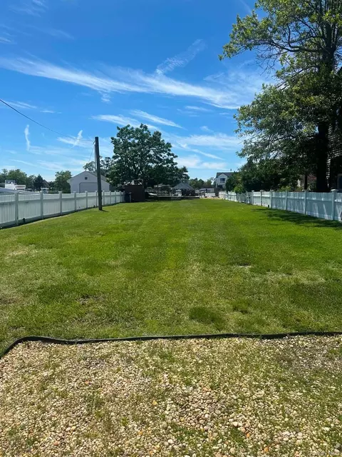 35 Shore Rd, Babylon, NY 11701