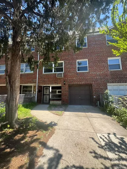 3083 49th St, New York, NY 11103