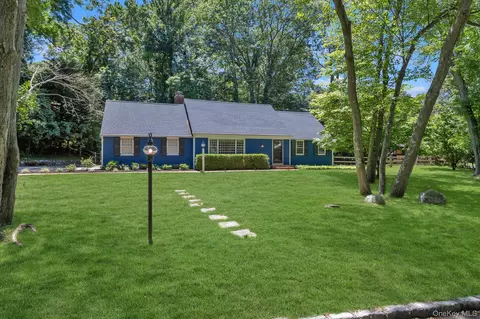 14 Hawks Nest Rd, Stony Brook, NY 11790