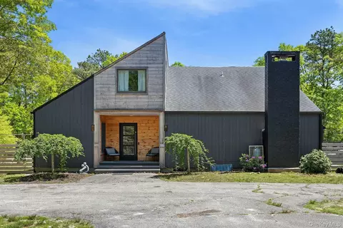 12 N Quarter Rd, Westhampton, NY 11977