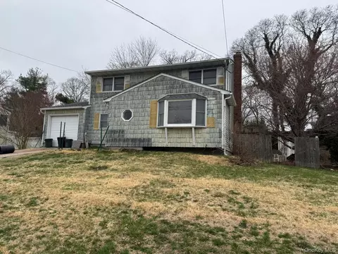 18 Willow St, Selden, NY 11784