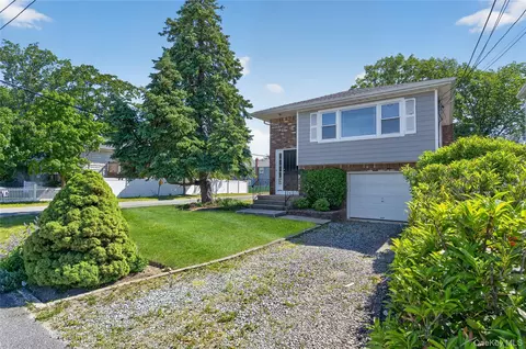 9 16th St, Bayville, NY 11709