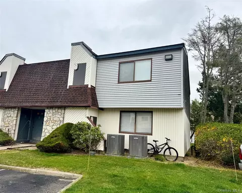 218 Pointe Cir #218, Coram, NY 11727