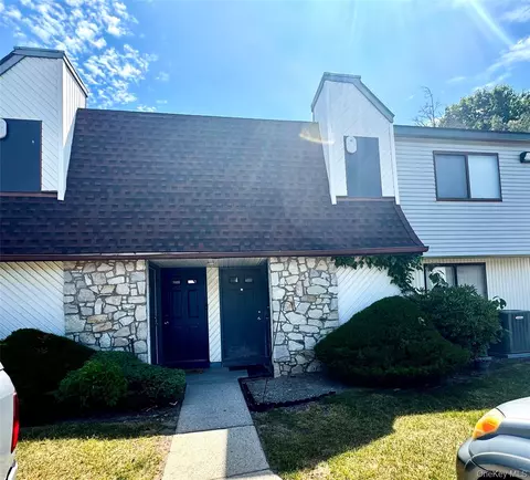 218 Pointe Cir #218, Coram, NY 11727