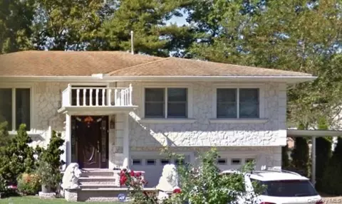 33 Country Village Ln, North Hempstead, NY 11040