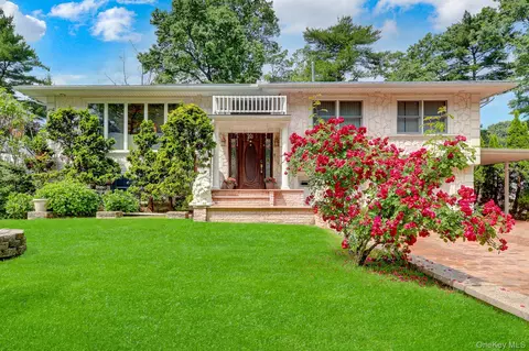 33 Country Village Ln, North Hempstead, NY 11040