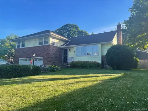 25 Reed Ln, North Hempstead, NY 11590
