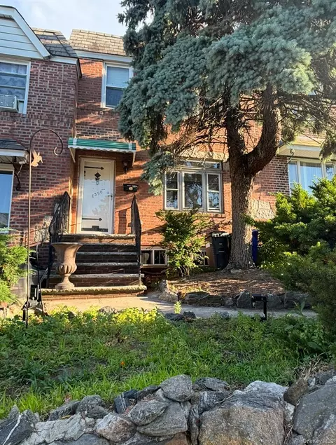 7350 52nd Rd, New York, NY 11378