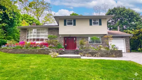 5 Highpoint Dr, Huntington, NY 11743