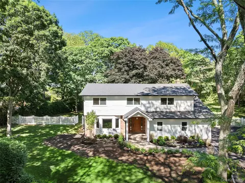 6 Washington Ave, Dix Hills, NY 11746