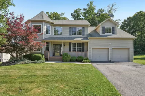 110 Winding Brook Ct, New Windsor, NY 12553