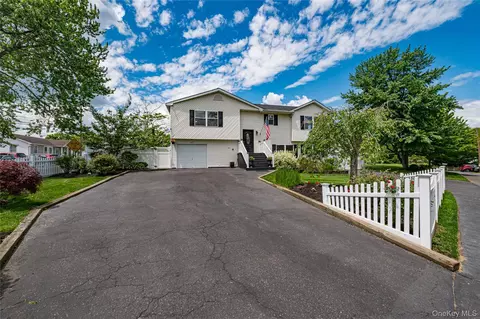 25 W Shore Dr, Patchogue, NY 11772