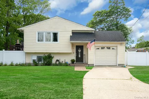 96 Huron Dr, Bay Shore, NY 11706