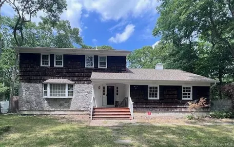 37 Sunset Dr, Shirley, NY 11967
