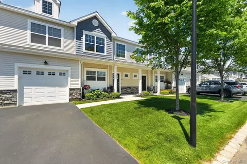 129 Halley Dr, Center Moriches, NY 11934
