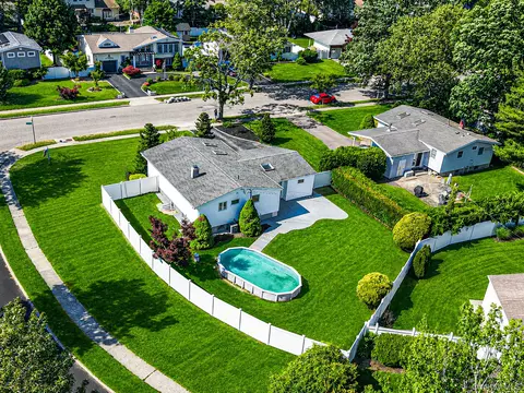 12 Sandalwood Dr, Smithtown, NY 11787