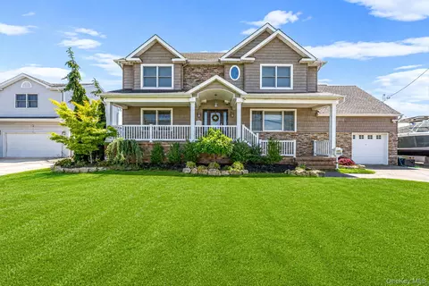 14 Jackson Pl, Massapequa, NY 11758