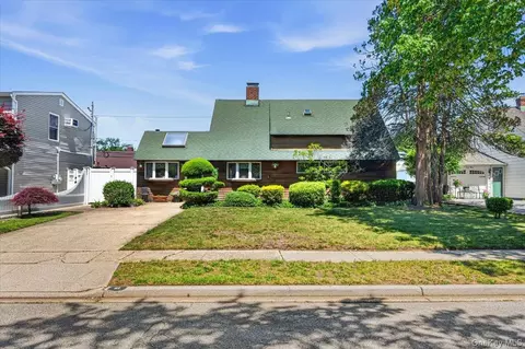 61 Elbow Ln, Levittown, NY 11756