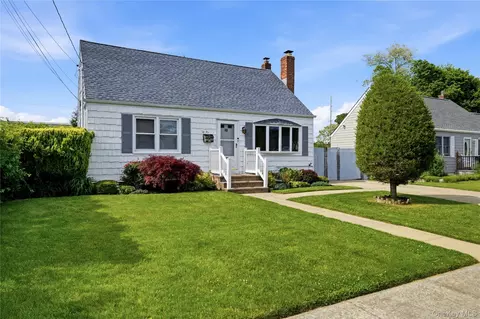 40 Lombardi Pl, Amityville, NY 11701