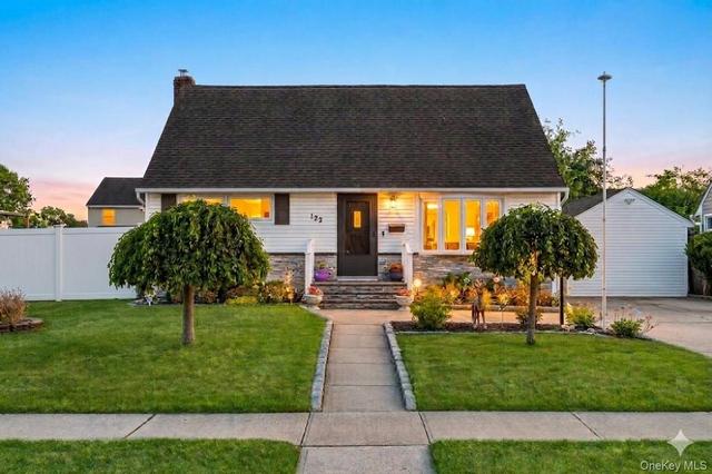 122 Lambert Ave, Farmingdale, NY 11735