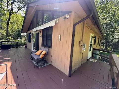 107 Fetlock Dr, Hawley, PA 18428