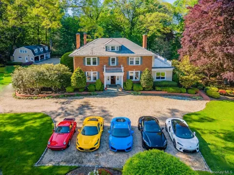 23 Townsend Rd, Glen Cove, NY 11542