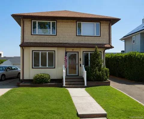 49 Roosevelt Ct, North Hempstead, NY 11590
