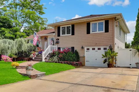 121 W 15th St, Deer Park, NY 11729