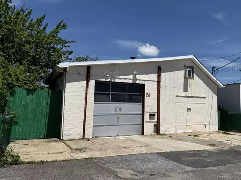 78 Auburn St, Lindenhurst, NY 11757
