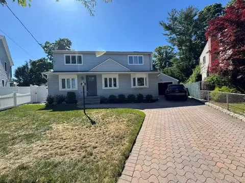 10 Garden Ct, North Hempstead, NY 11514