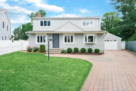 10 Garden Ct, North Hempstead, NY 11514