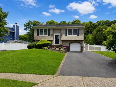 110 Blue Point Rd W, Holtsville, NY 11742