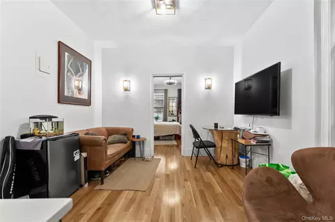 228 W 17th St #2A, New York, NY 10011