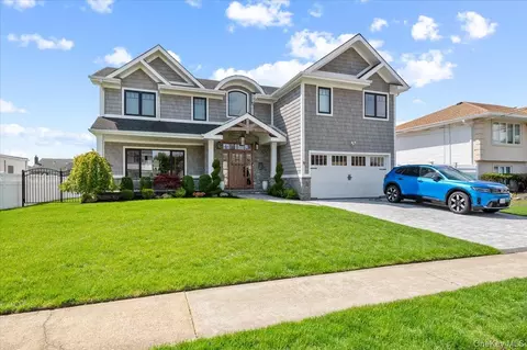 17 Anchor Dr, Massapequa, NY 11758