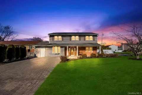 3 Avelaine Ct, Babylon, NY 11702