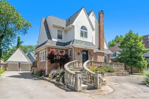 98 Washington Ave S, Lawrence, NY 11559