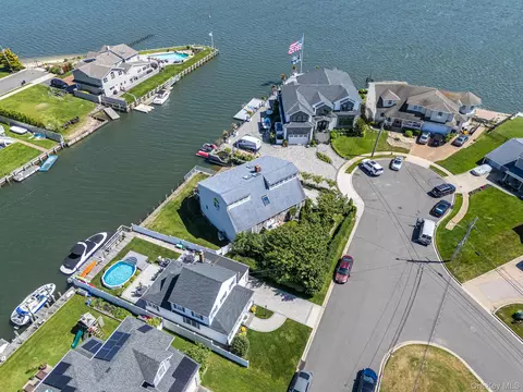 7 Forest Ave, Massapequa, NY 11758