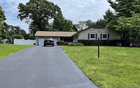 7 Carrie Ct, Smithtown, NY 11787