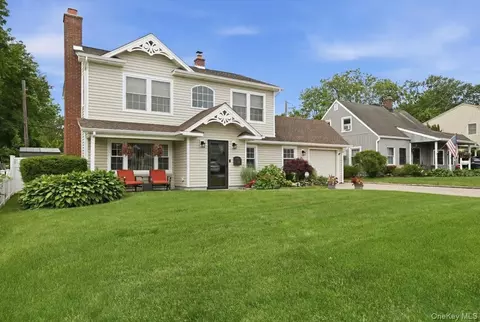 16 Penny Ln, Levittown, NY 11756
