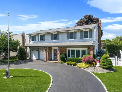 27 Jasmine Ln, Kings Park, NY 11754