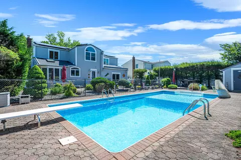 27 Jasmine Ln, Kings Park, NY 11754