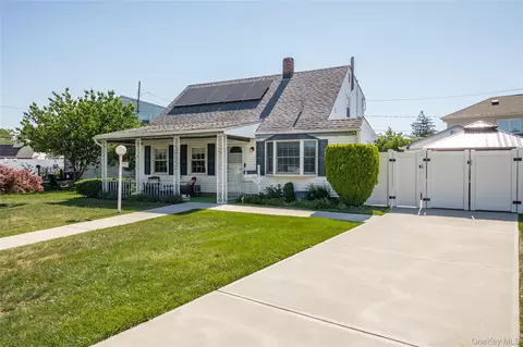 41 Andrew Ln, Levittown, NY 11756