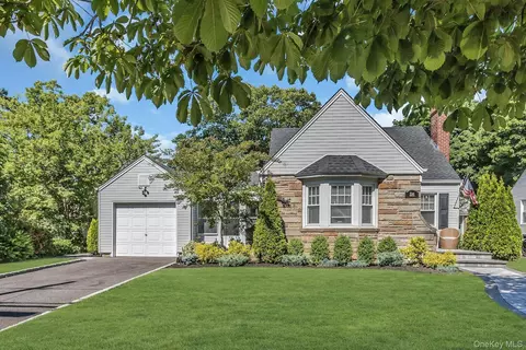 2544 Yorktown St, Oceanside, NY 11572